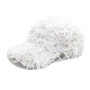 Dettaglio di un cappello da baseball bianco in peluche dalla trama soffice e unica