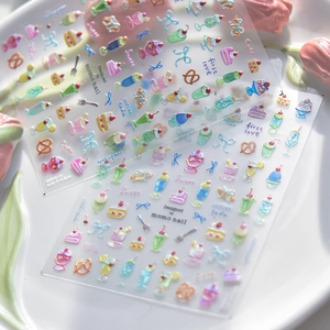 Autocollants 3D pour ongles avec motifs de desserts et boissons sur une assiette blanche
