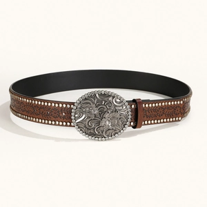 Gros plan détaillé d'une ceinture en cuir style western avec strass et boucle gravée.