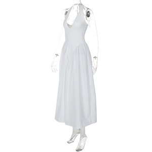 Detailansicht weißes Neckholder-Kleid mit tiefem V-Ausschnitt und A-Linien-Plissee-Rock