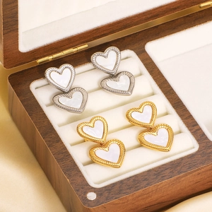 Boucles d'oreilles double cœur en nacre blanche finitions or et argent sur coffret
