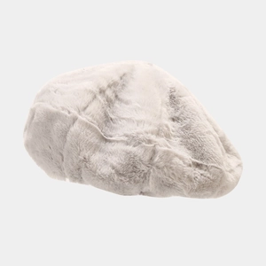 Gros plan sur la texture pelucheuse douce et les fibres de fausse fourrure d'un béret d'hiver