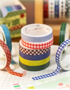 Nahaufnahme von Vintage-Washi-Tape-Rollen mit Karo- und Gittermustern für Bastler
