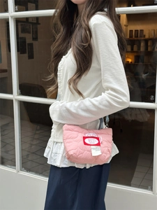Borsa a tracolla rosa trapuntata a cuore con toppa rossa e cartellini decorativi