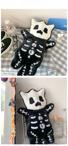 Detalle de un lindo bolso de peluche de monstruo blanco y negro con patrones de huesos reales