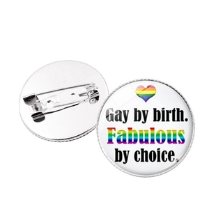 Vue détaillée d'un badge rond cœur arc-en-ciel montrant l'épingle arrière et le design