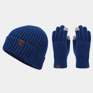 Détail de l'ensemble bonnet et gants tactiles en maille bleu marine texture chenille