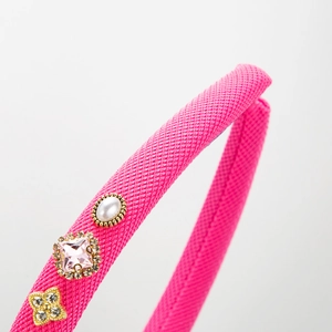 Serre-tête en tissu rose avec perle artificielle et détails de fleurs en cristal