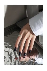 Nahaufnahme eines S925 Sterlingsilber-Ringes an der Hand eines Models mit Wasserwellen