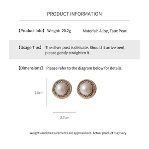 Vue détaillée des boucles d'oreilles perles vintage avec bordure chaîne en alliage