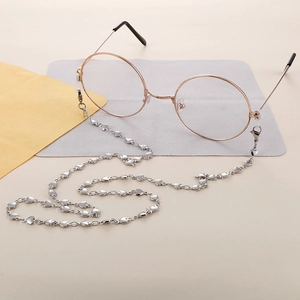 Détail de la chaîne de lunettes en forme de cœur argenté poli sur monture dorée