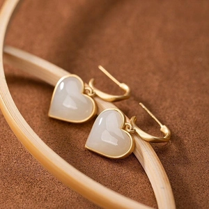 Orecchini a cuore in oro classici con intarsio in giada bianca su supporto di legno