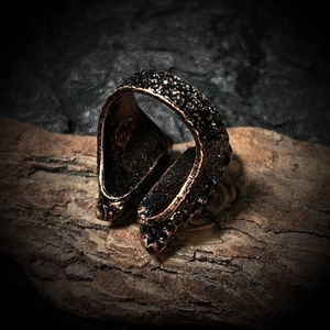 Détail d'une bague rétro en cuivre avec améthyste brute et texture de roche rustique