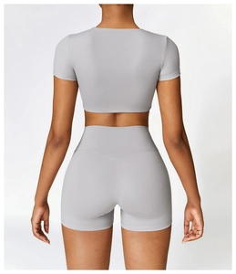 Vue arrière de l'ensemble gris sans couture avec crop top et short de yoga taille haute