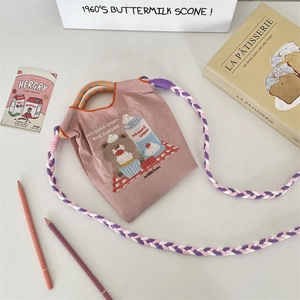 Détail du mini sac Oxford rose avec broderie ours mignon et cupcake sur le devant
