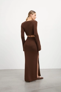 Détail d'un ensemble deux pièces en tricot marron avec haut court et jupe longue