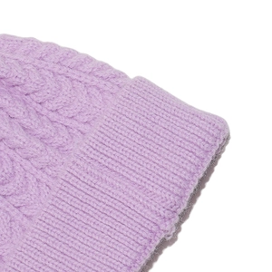 Nahaufnahme der hellvioletten Zopfstrickmütze mit breitem Rippbündchen und Struktur