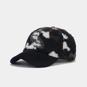 Détail d'une casquette de baseball d'hiver en fausse fourrure camouflage et bord tricoté