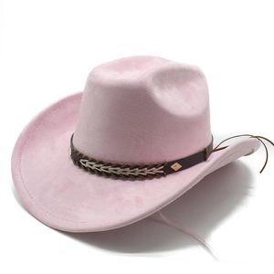Detail eines rosa Wildleder-Cowboyhuts mit braunem Lederband und silbernen Nieten