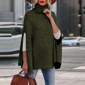 Stile street di maglione in maglia verde scuro a collo alto con borsa a mano marrone moda