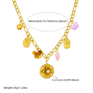 Collier plaqué or avec perles colorées, pendentifs papillon et fleur de camélia