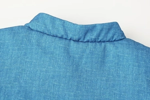 Dettaglio ravvicinato delle cuciture e del tessuto denim blu sul colletto alla coreana