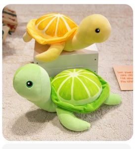 Détails de peluches tortues avec motifs de tranches de fruits sur la carapace