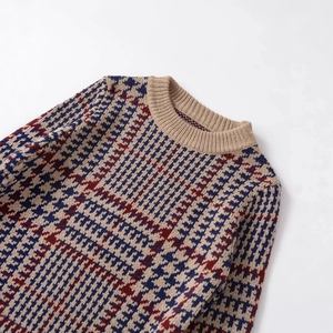 Fashion houndstooth knit sweater with crew neck and long sleeves in a vintage pattern