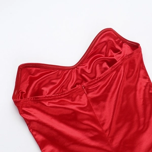 Dettaglio dell'abito in raso rosso con cerniera invisibile sul retro e trama del tessuto