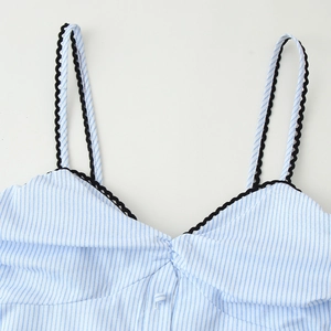 Blau-weiß gestreiftes ärmelloses Camisole-Oberteil mit schwarzer Wellenkanten-Spitzbordüre