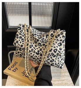 Detail of the chic leopard print tote bag with light gold chain strap and flap closure