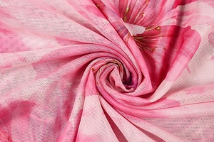 Gros plan détaillé du tissu en maille florale rose avec textures de dentelle délicates