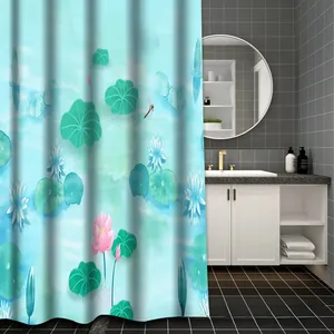 Detail eines wasserdichten Duschvorhangs aus Polyester mit Lotus- und Libellenmuster im Bad