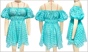 Détails de la mini robe bleu clair à carreaux avec épaules dénudées, manches bouffantes et taille