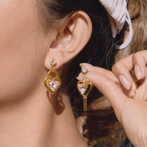 Orecchini asimmetrici a cuore e chiave placcati oro 18K con cristalli brillanti