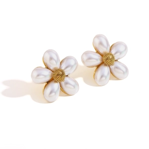 French style 18K gold plated pearl flower stud earrings with a vintage curled edge