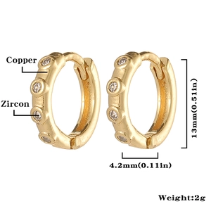 Detalle de pendientes de cobre dorado con circón y medidas precisas de 13mm