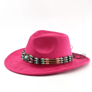 Chapeau de cowboy en daim magenta avec perles ethniques turquoise et emblème bronze