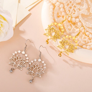 Boucles d'oreilles lotus évidées avec zircon en or et argent sur dentelle blanche