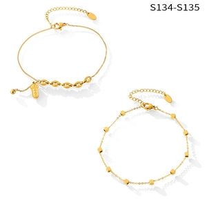 Détail de bracelets de cheville en acier titane doré avec maillons et perles carrées