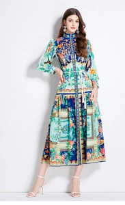 Robe longue fleurie style ethnique avec col montant, manches lanternes et cordon à glands