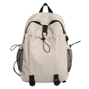 Minimalistischer beiger Outdoor-Rucksack mit Tunnelzugtasche und Netzseitentaschen