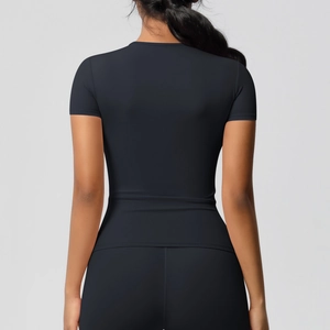 Vue arrière du t-shirt de yoga noir ajusté avec un tissu à haute élasticité