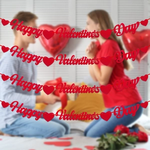 Dettaglio della ghirlanda rossa Happy Valentine's Day con cuori per decorazioni di festa