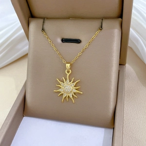Detailansicht einer goldenen Sonnenblumen-Halskette mit Zirkon-Pavé in Schmuckbox