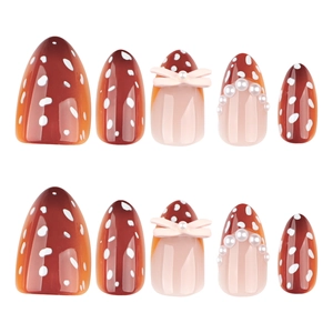 Faux ongles amande marron d'automne avec pois blancs, perles et nœuds roses déco