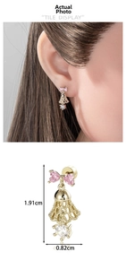 Detail of shuttlecock-shaped gold earring with pink bow and zircon pendant size display