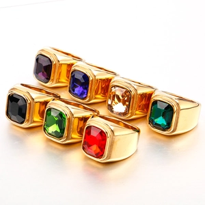 Set mit sieben Herrenringen aus goldfarbenem Titanstahl mit großen bunten Edelsteinen