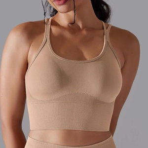 Gros plan du soutien-gorge de sport nude sans couture avec texture côtelée et dos nageur