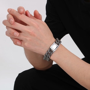Gros plan d'un bracelet gourmette homme en acier inoxydable argenté vintage plaqué 18 carats